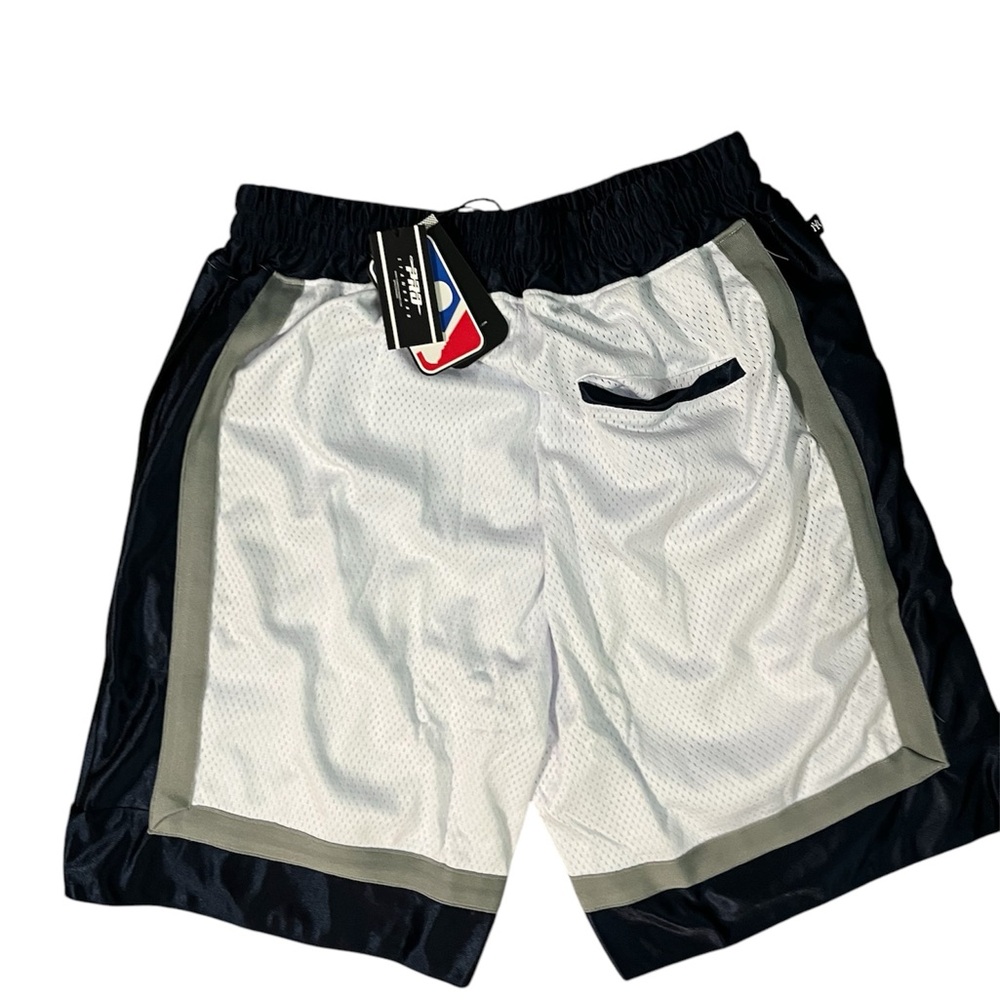 MLB NY Yankees Men's Shorts - Picture 2 of 6